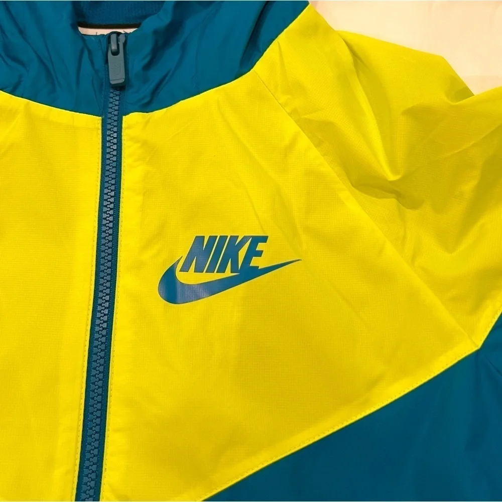 Nike | Windbreaker | Youth Size X-Large | Excellent like new condition.